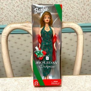 BNIB 2000 BARBIE HOLIDAY SURPRISE WITH A NECKLACE & SURPRISE CHARM IN THE BOX